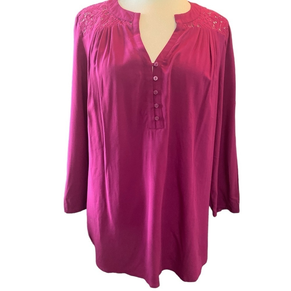 St John’s Bay blouse V-neckline 1/2 button down front 3/4 sleeves Sz Pet LG NWT